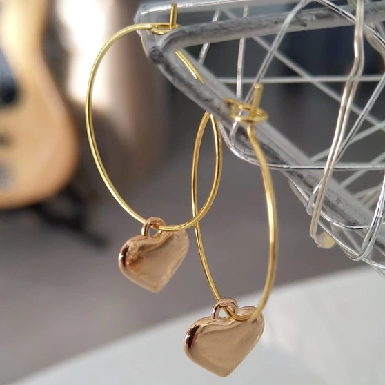 Créoles dorées fines avec pendentif cœur brillant