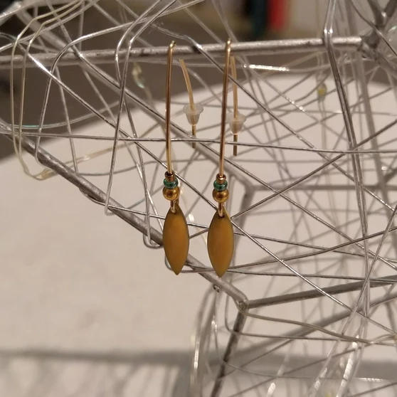 Boucles d'oreilles pendantes, navettes jaune moutarde et perles turquoises