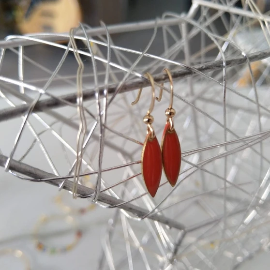 Boucles d'oreilles navettes émaillées rouge corail sur crochets dorés