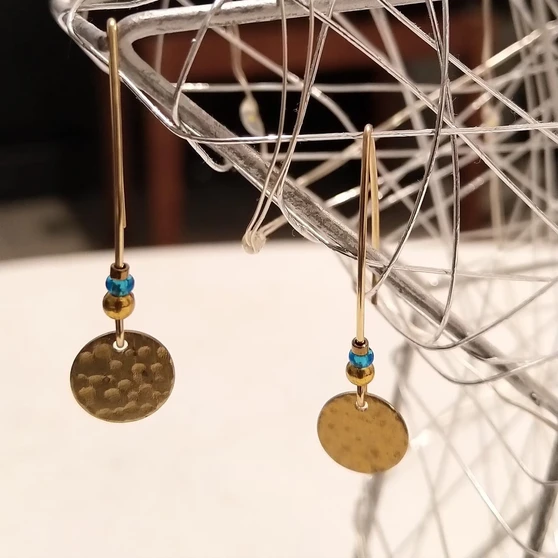 Boucles d'oreilles pendantes à disques martelés dorés et perles bleues