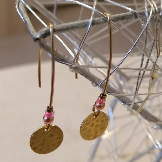 Boucles d'oreilles pendantes à disques martelés dorés et perles roses